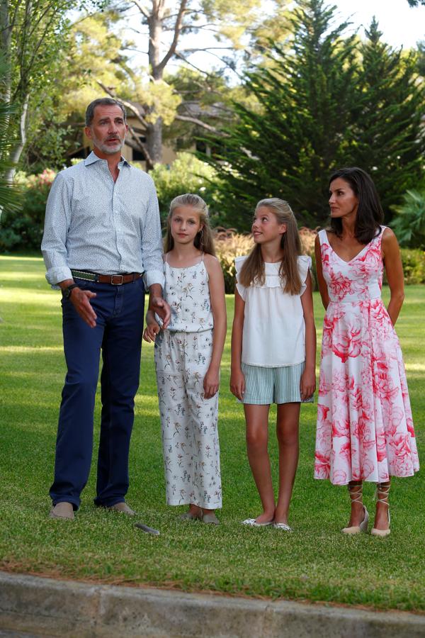 Durante la sesión fotográfica, el Rey se ha referido a la situación de bloqueo político, ha dicho que es bueno «dar un margen» a los partidos y ha afirmado que «lo mejor es encontrar una solución antes de ir a elecciones». 