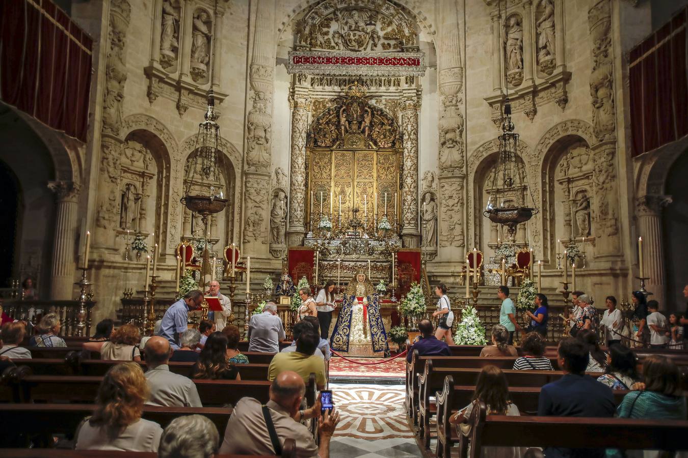 Colas en la Catedral para el besamanos de la Virgen de los Reyes