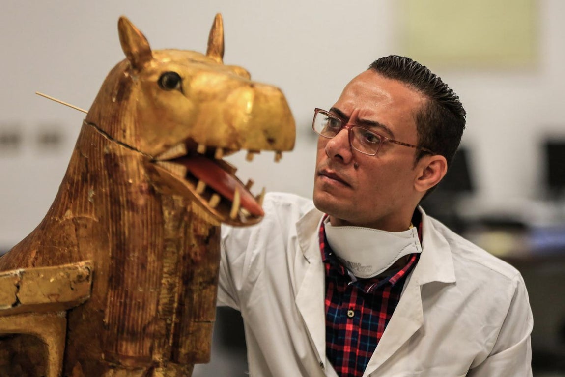 Así dan lustre al sarcófago de Tuntankamón