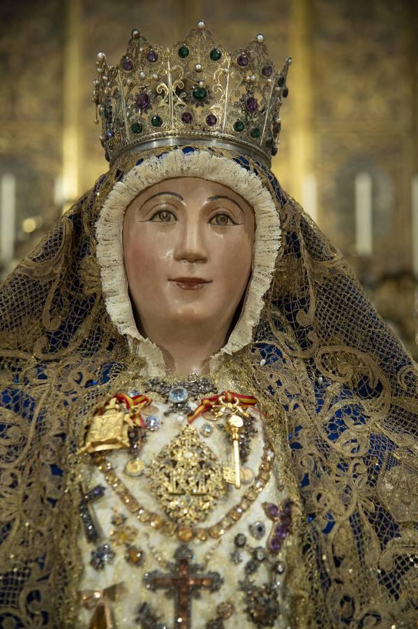 Los detalles del primer besamanos de la Virgen de los Reyes