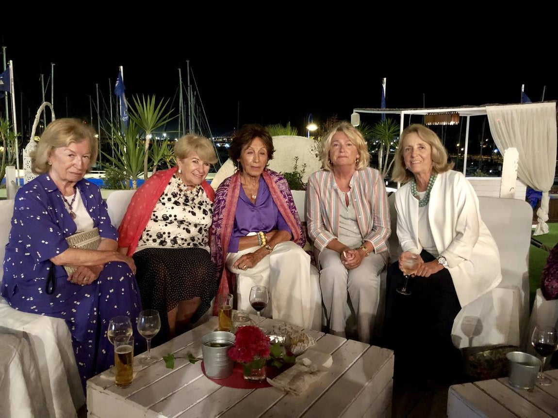 Pachi Bores, Matilde Acuña, Pilu Aguirre, Cristina Arteaga y Mercedes Sundheim.