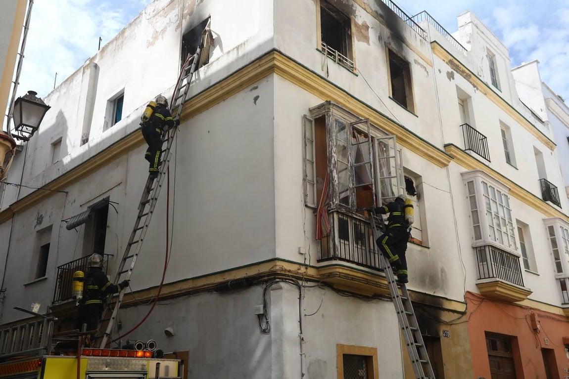 FOTOS: Así ha sido el aparatoso incendio de la plaza de las Viudas en Cádiz