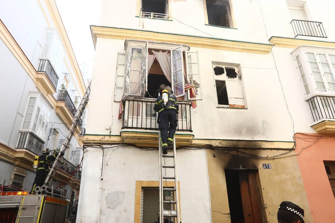 FOTOS: Así ha sido el aparatoso incendio de la plaza de las Viudas en Cádiz