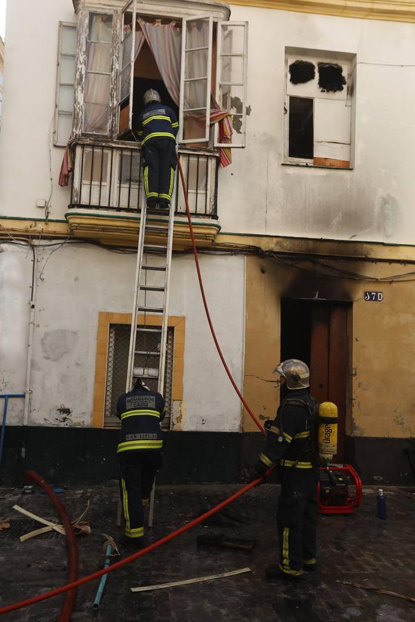FOTOS: Así ha sido el aparatoso incendio de la plaza de las Viudas en Cádiz