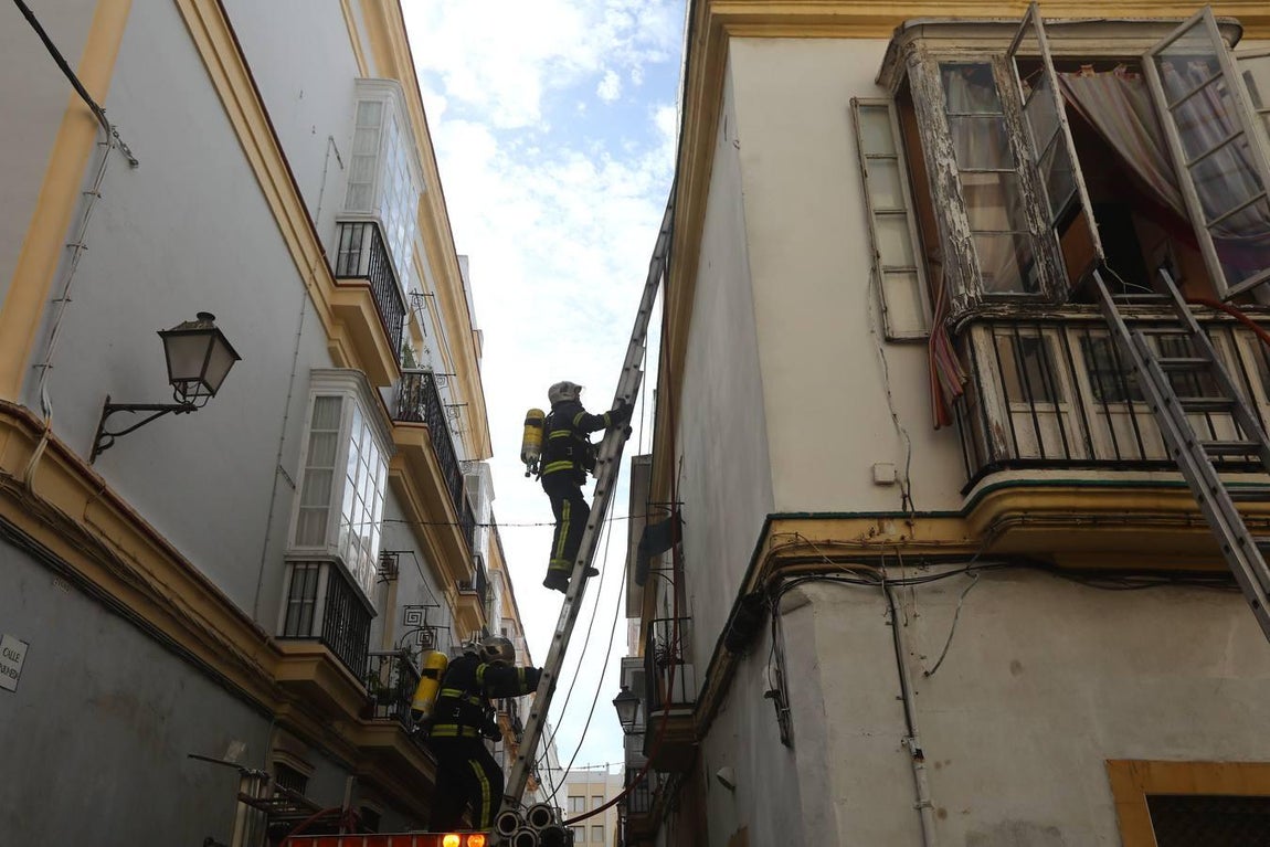 FOTOS: Así ha sido el aparatoso incendio de la plaza de las Viudas en Cádiz