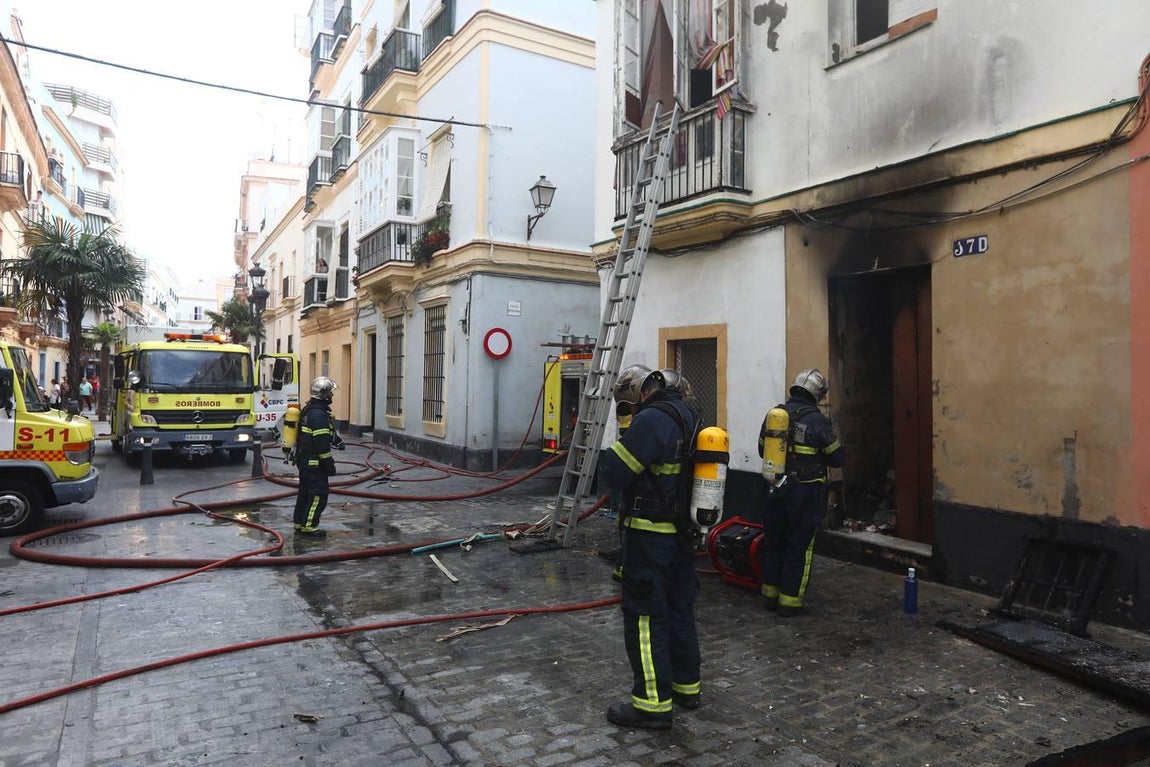FOTOS: Así ha sido el aparatoso incendio de la plaza de las Viudas en Cádiz