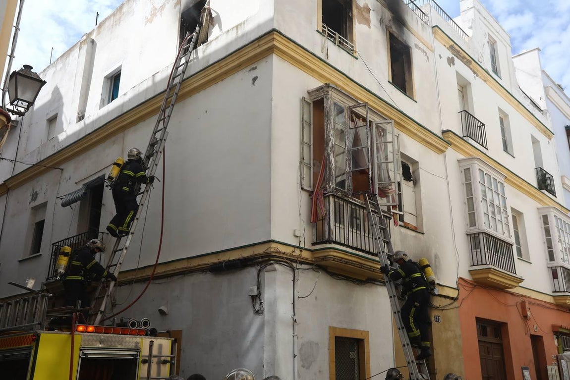 FOTOS: Así ha sido el aparatoso incendio de la plaza de las Viudas en Cádiz