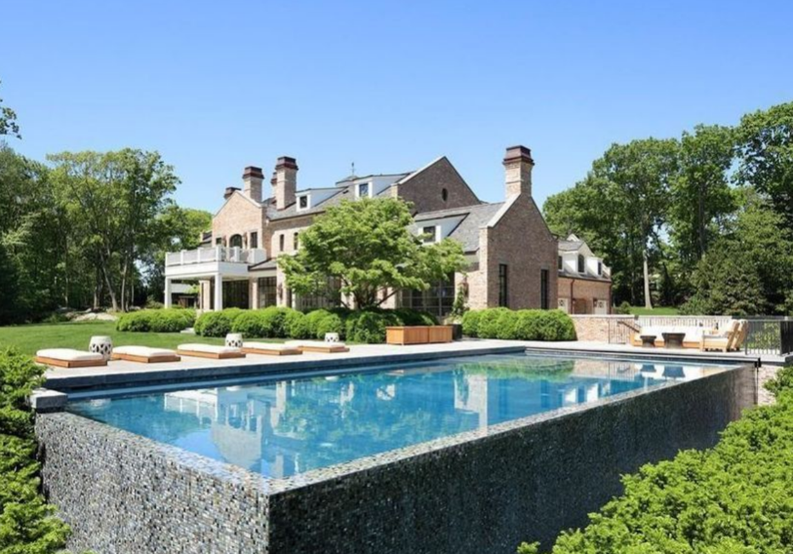 La mansión cuenta con más de 930 metros cuadrados de superficie, en los que se distribuyen varios salones-comedores, cinco espaciosas habitaciones creadas por el famoso arquitecto Richard Landry, cinco baños, una gran cocina de colores neutros, sala de juegos para niños, bodega, gimnasio, spa, una increíble piscina infinita y un amplio garaje.