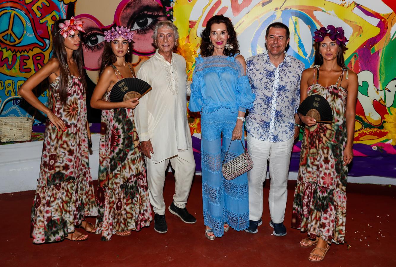 La fiesta «Flower Power» de los famosos en Ibiza, en imágenes