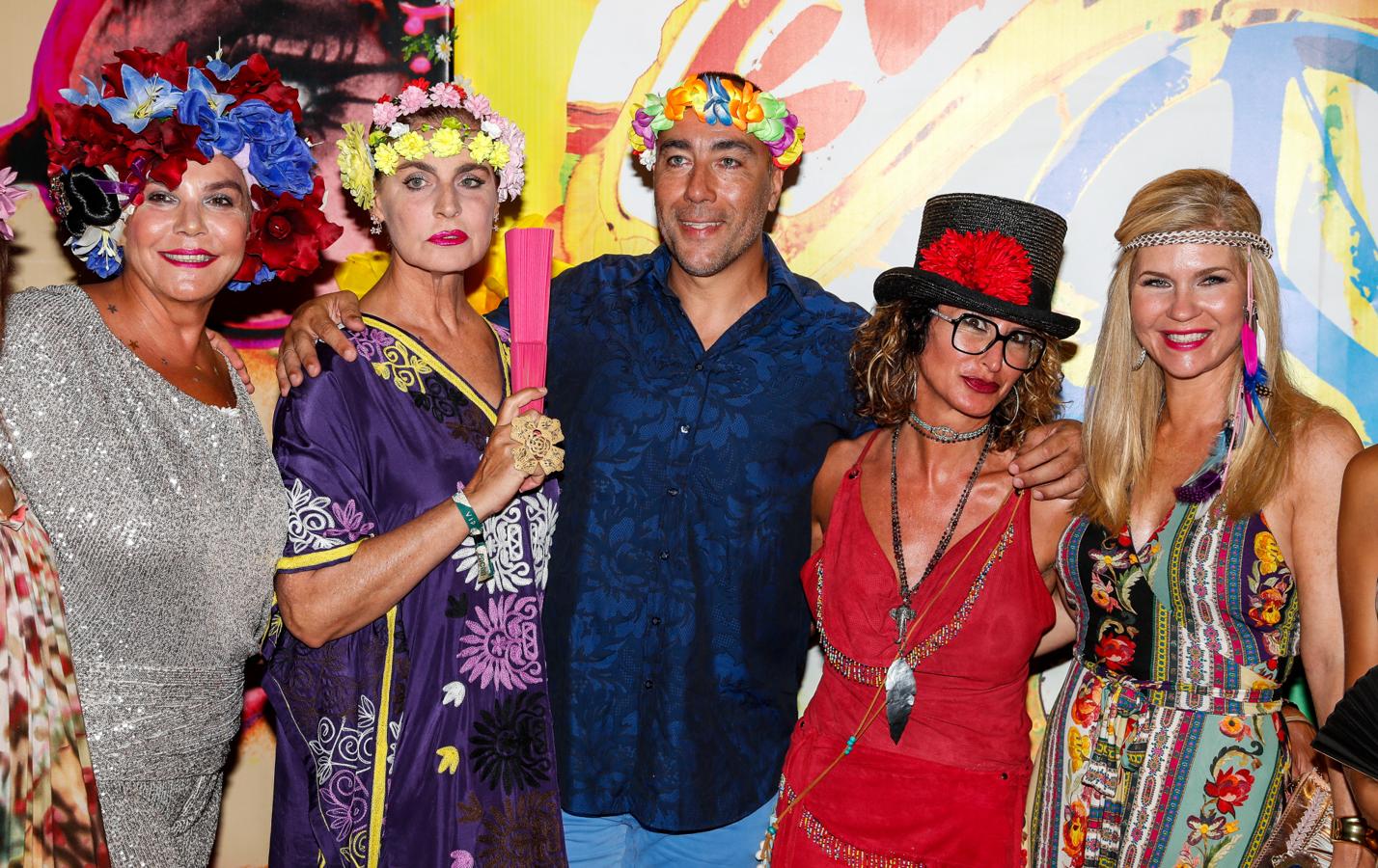 La fiesta «Flower Power» de los famosos en Ibiza, en imágenes