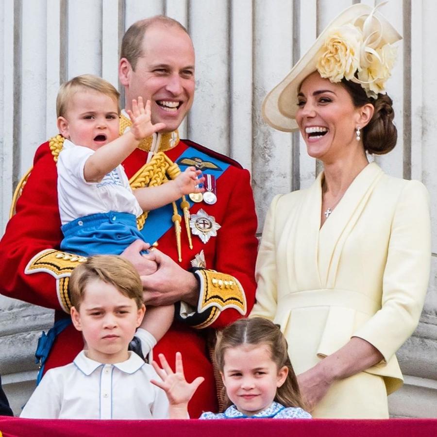 Duques de Cambridge junto a sus hijos. Hay unos cumpleaños más especiales que otros y si no que se lo digan al pequeño Jorge, que ha celebrado sus seis años en una paradisíaca isla acompañado de sus hermanos y sus padres, los Duques de Cambridge. ¿El lugar escogido? Una increíble villa en la isla de Mustique, ubicada en el mar Caribe.