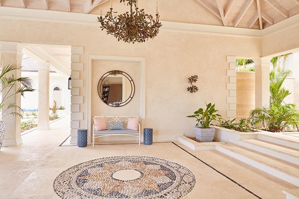 Una villa de colores cálidos. Decorada con gusto y apostando por colores neutros y cálidos, Villa Antilles es todo un palacio, interiormente hablando. Con alfombras repartidas por toda la vivienda y plantas decorativas, los Duques de Cambridge han escogido este lugar por ofrecer el perfecto servicio de verano. Eso sí, el precio a pagar oscila entre los 33.000 y 40.000 euros semanales.