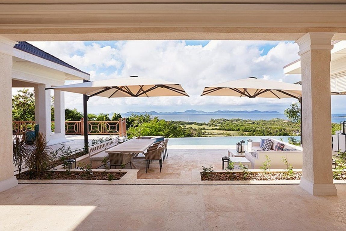Terraza. La enorme terraza que se abre al exterior es una de las más grandes con las que cuentan en Mustique Island. A la elegante piscina y alguna que otra planta se une un comedor para cerca de 8 comensales. Teniendo en cuenta las gratas temperaturas que hay siempre en el Caribe, no es de extrañar que haya sido este el lugar escogido para desayunar, comer, cenar...
