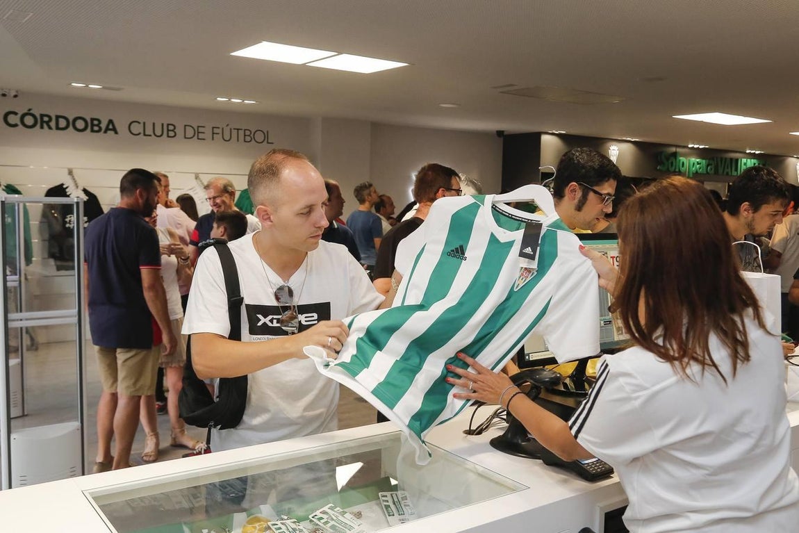 Así es la nueva equipación del Córdoba CF, en imágenes