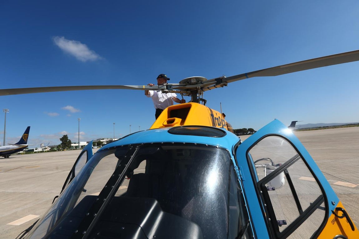 Fotos: Así vigila el helicóptero de la DGT las carreteras de Cádiz