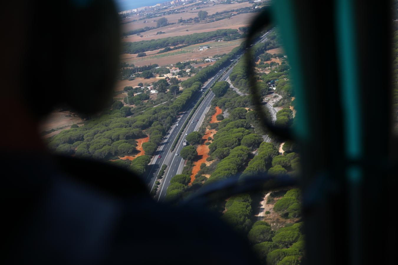 Fotos: Así vigila el helicóptero de la DGT las carreteras de Cádiz