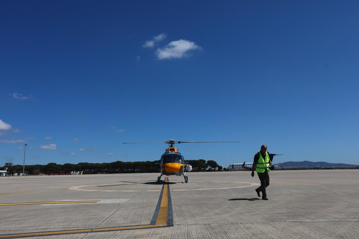 Fotos: Así vigila el helicóptero de la DGT las carreteras de Cádiz