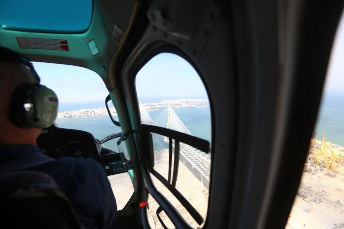 Fotos: Así vigila el helicóptero de la DGT las carreteras de Cádiz