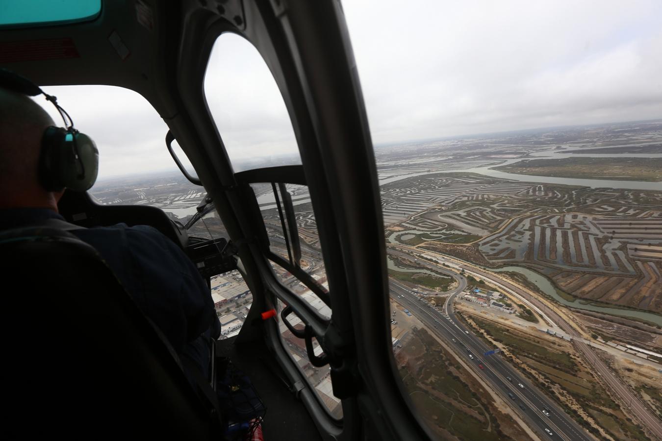 Fotos: Así vigila el helicóptero de la DGT las carreteras de Cádiz