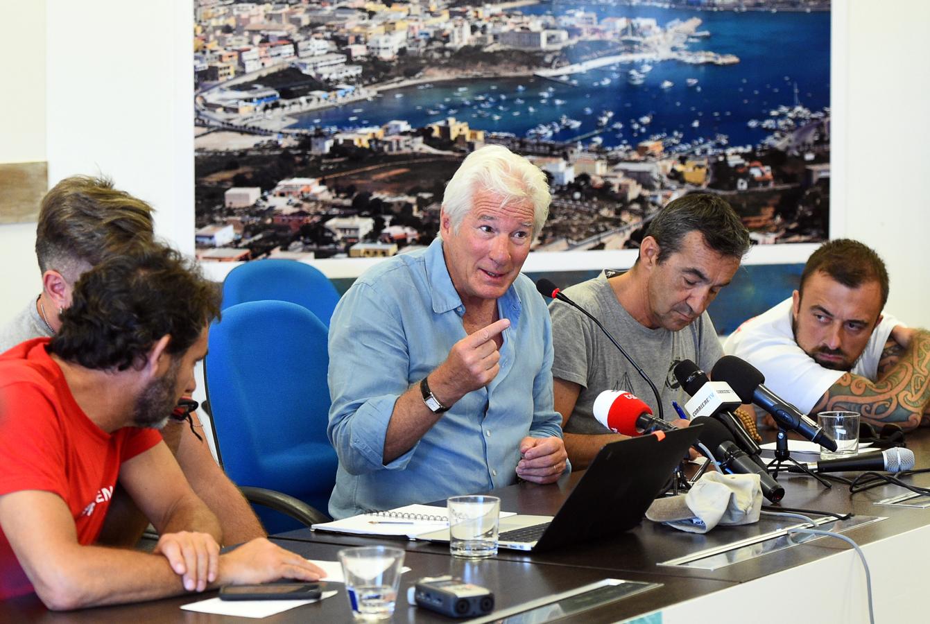 El actor norteamericano Richard Gere subió este viernes cargado de víveres al barco de Proactiva Open Arms y pidió que dejaran desembarcar a los migrantes. 