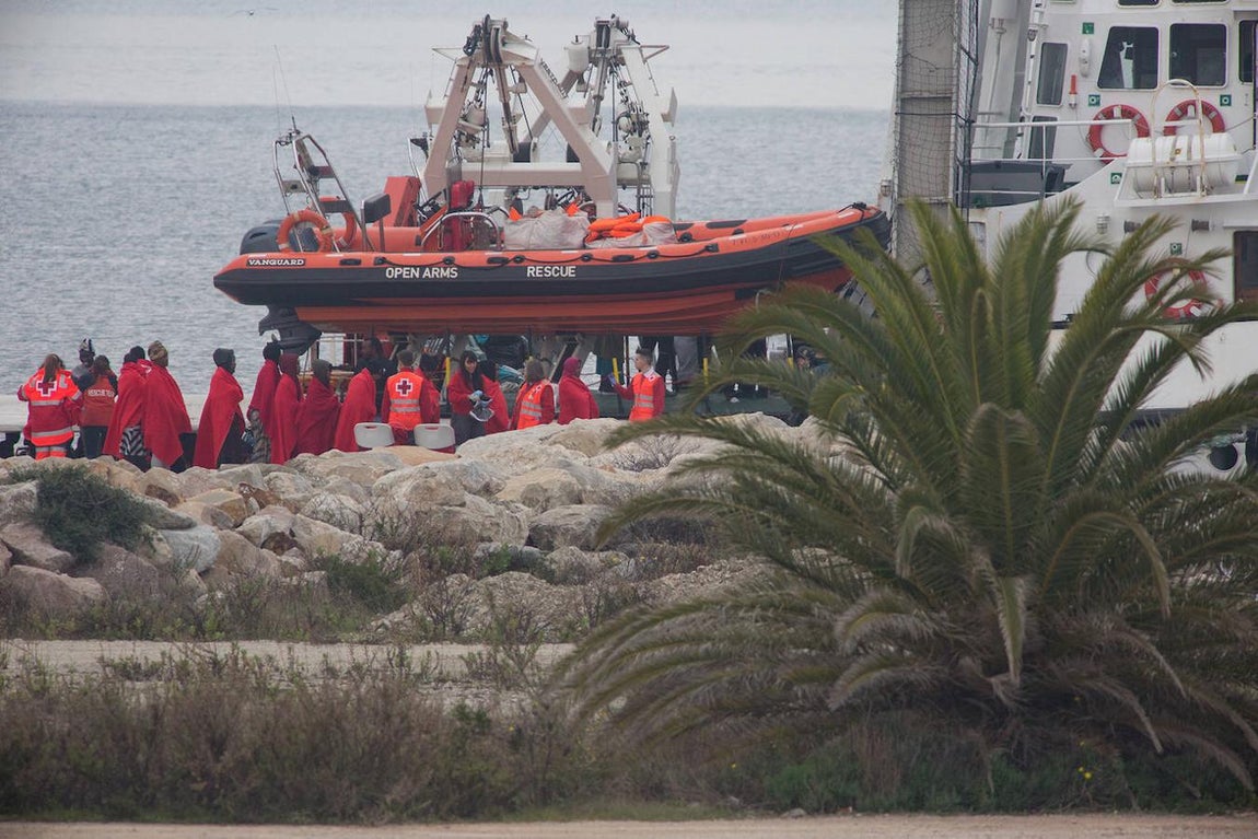 En declaraciones a Rac1 recogidas por Europa Press, ha previsto que el barco Astral alcanzará al Open Arms este lunes y ha recordado que lleva voluntarios de apoyo psicológico, material de supervivencia física. 