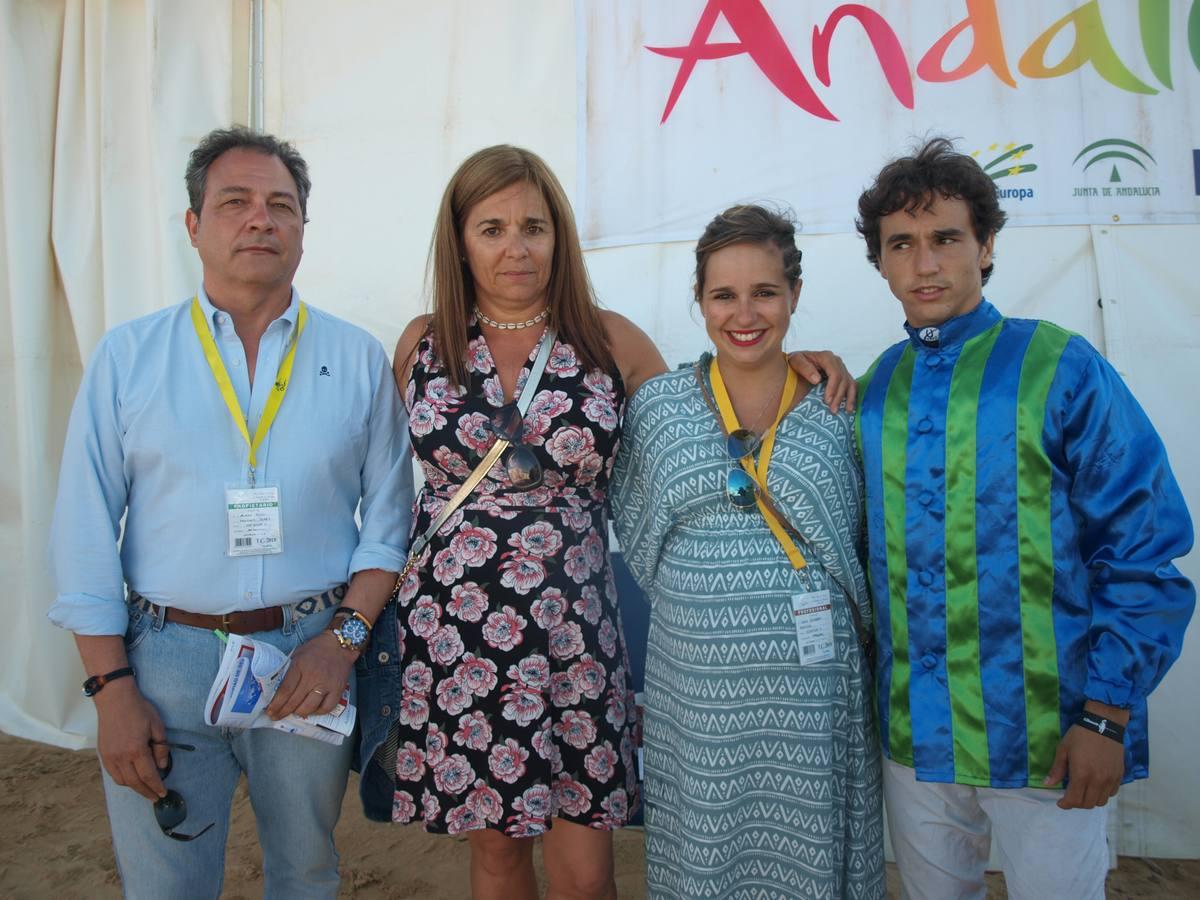 Julio Fernández de la Vega, Pepa Bautista, Lucía Gelabert y el jockey Jaime Gelabert momentos antes de competir. 