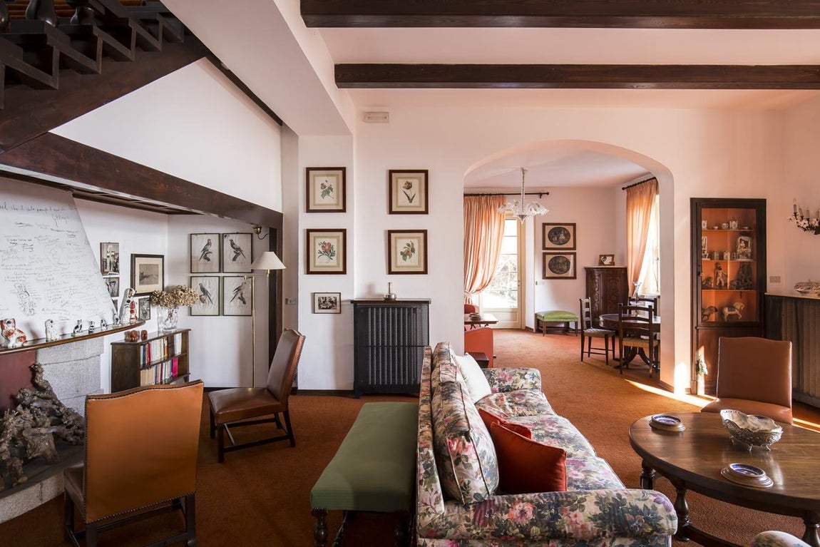 Villa Mondadori. La célebre chimenea se encuentras en el salón principal, que se subdivide en tres espacios