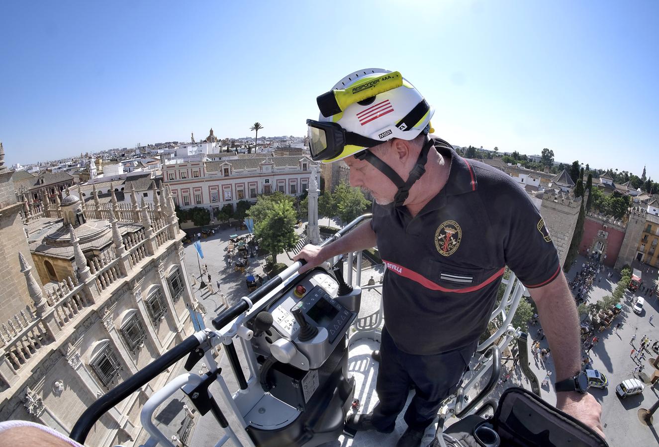 En imágenes, la presentación del nuevo coche escala de los bomberos de Sevilla