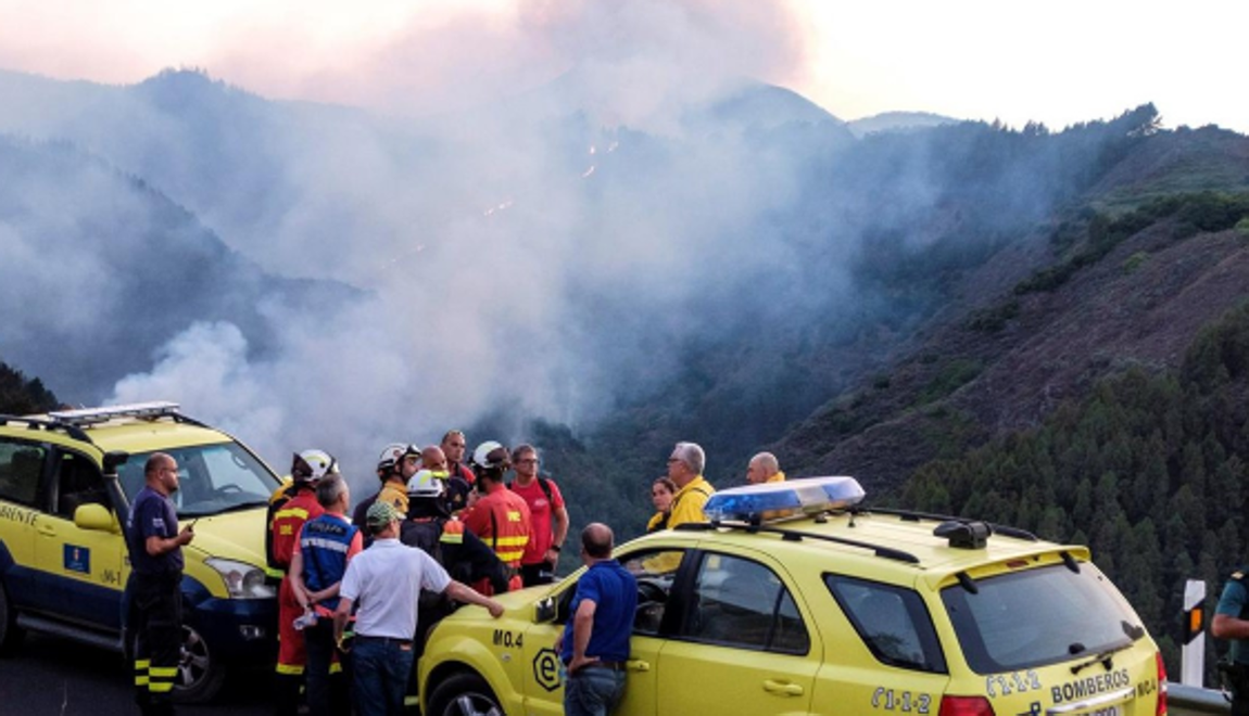 El fuego está a las puertas del Parque Natural de Tamadaba, una de las joyas medioambientales de la isla y de gran riqueza ecológica. 