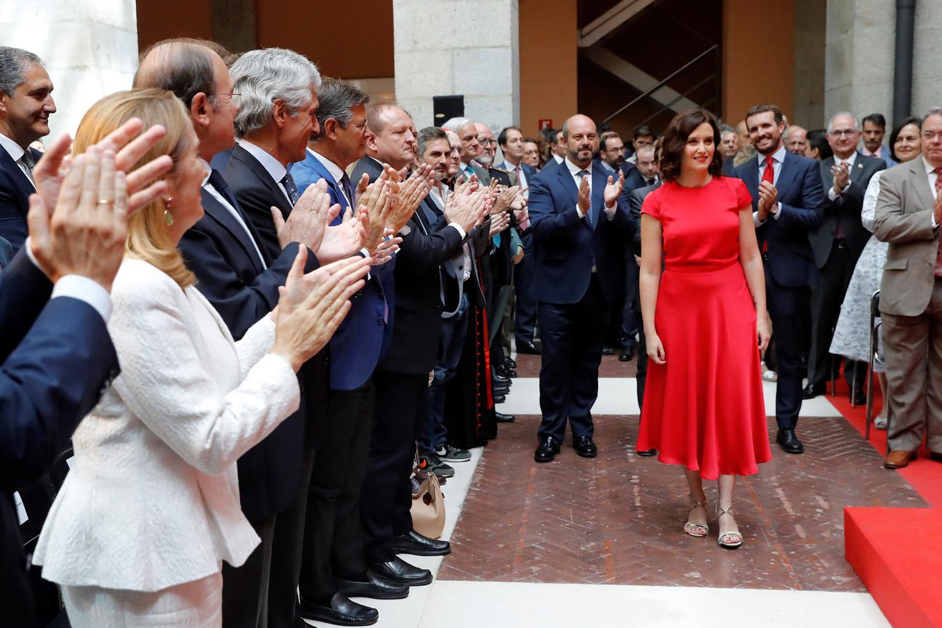 Isabel Díaz Ayuso entra en el patio de la Real casa de Correos entre aplausos y acompañada del presidente del Partido Popular, Pablo Casado. 