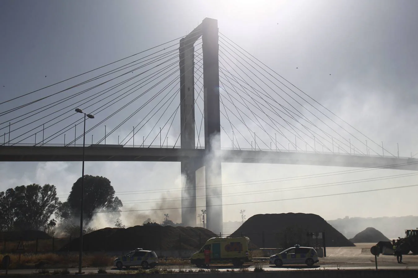 En imágenes, el incendio bajo el Puente del Centenario
