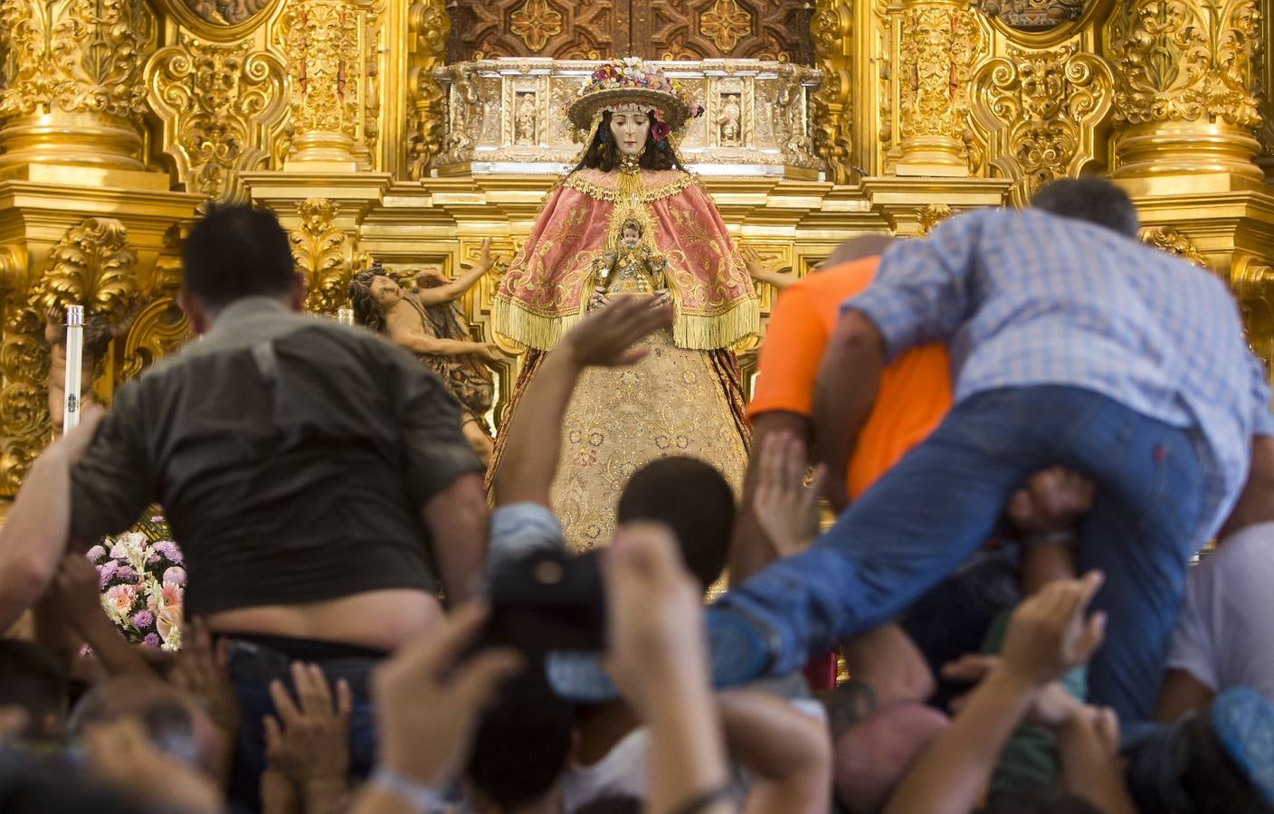 En imágenes, la salida del traslado de la Virgen del Rocío