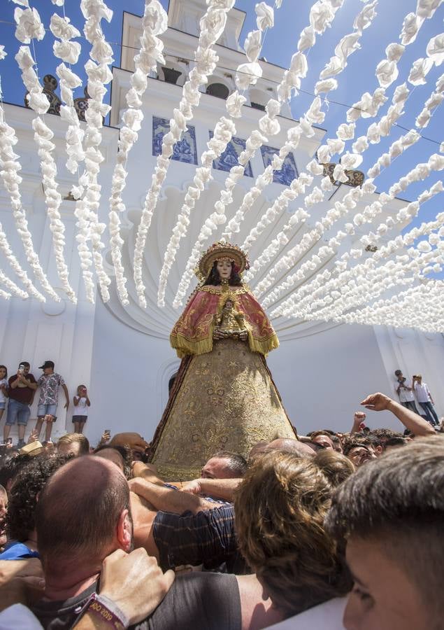 En imágenes, la salida del traslado de la Virgen del Rocío