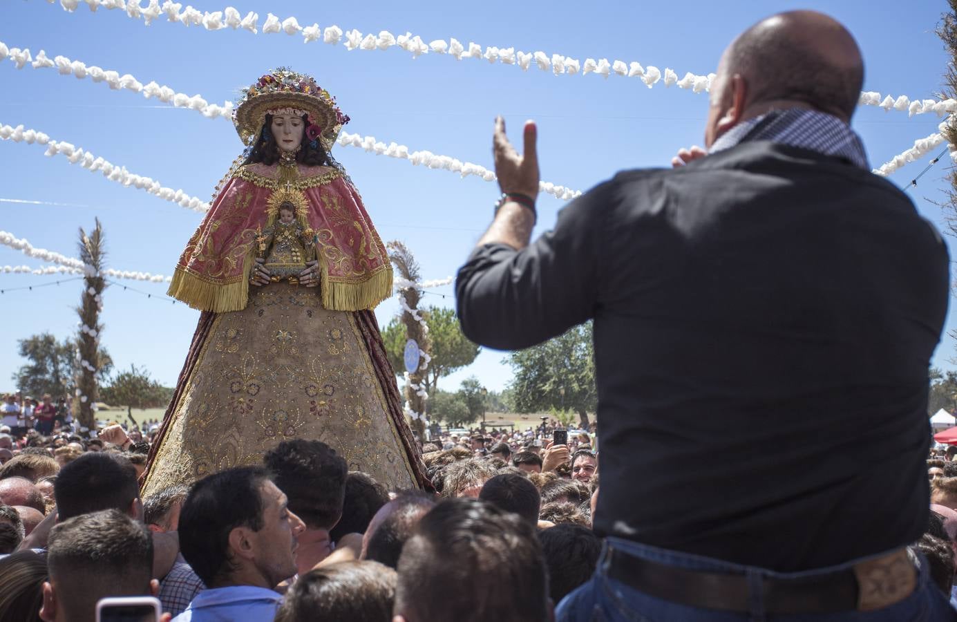 En imágenes, la salida del traslado de la Virgen del Rocío