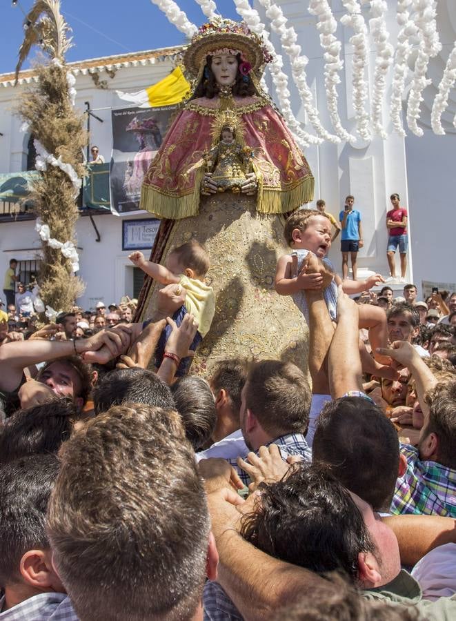 En imágenes, la salida del traslado de la Virgen del Rocío