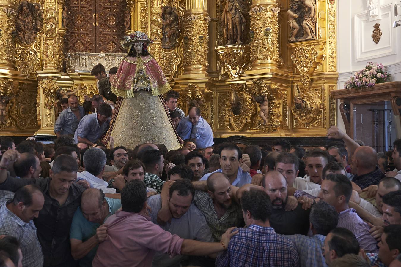 En imágenes, la salida del traslado de la Virgen del Rocío