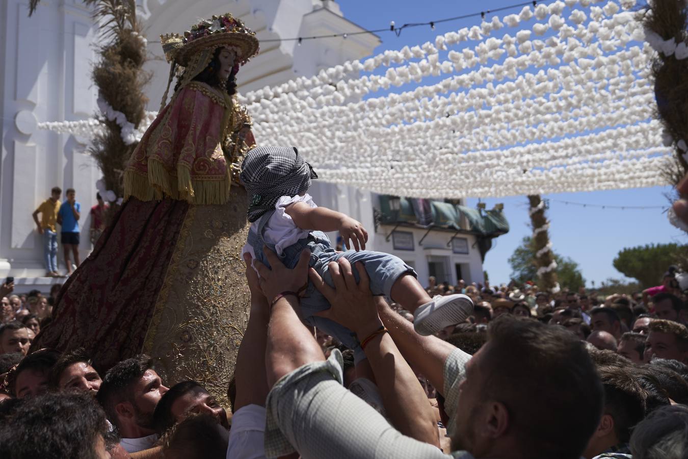 En imágenes, la salida del traslado de la Virgen del Rocío