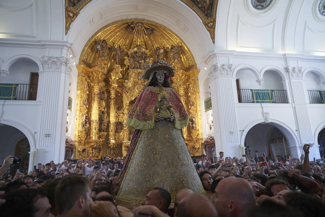 En imágenes, la salida del traslado de la Virgen del Rocío