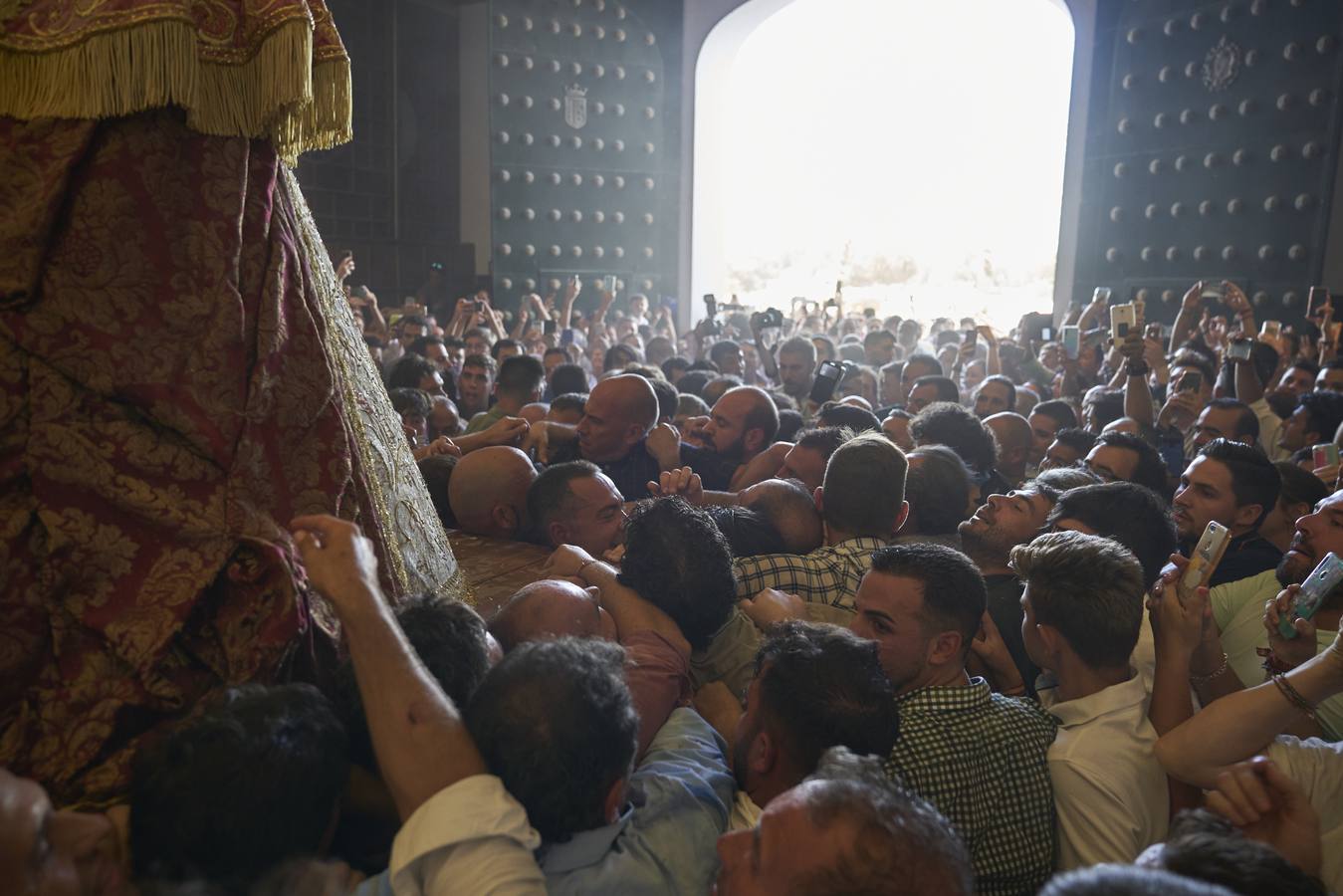 En imágenes, la salida del traslado de la Virgen del Rocío