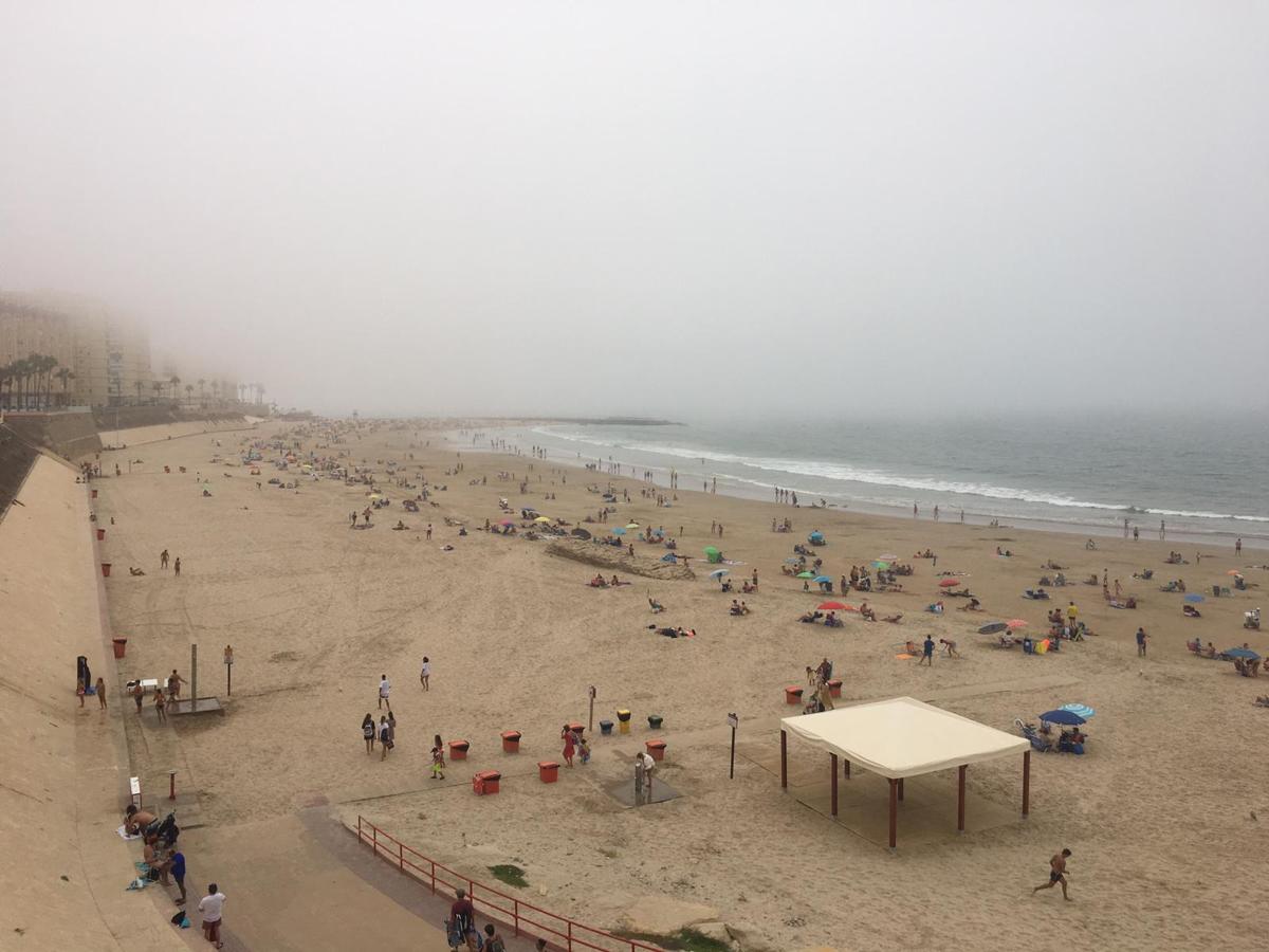 La niebla iza la bandera roja en las playas de Cádiz