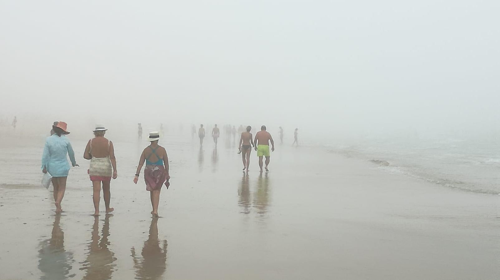 La niebla cubre la costa de Cádiz y obliga a izar la bandera roja en la playa