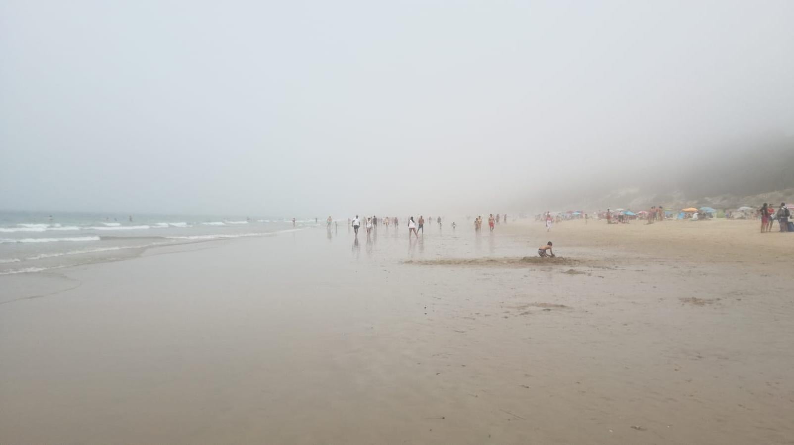 La niebla iza la bandera roja en las playas de Cádiz