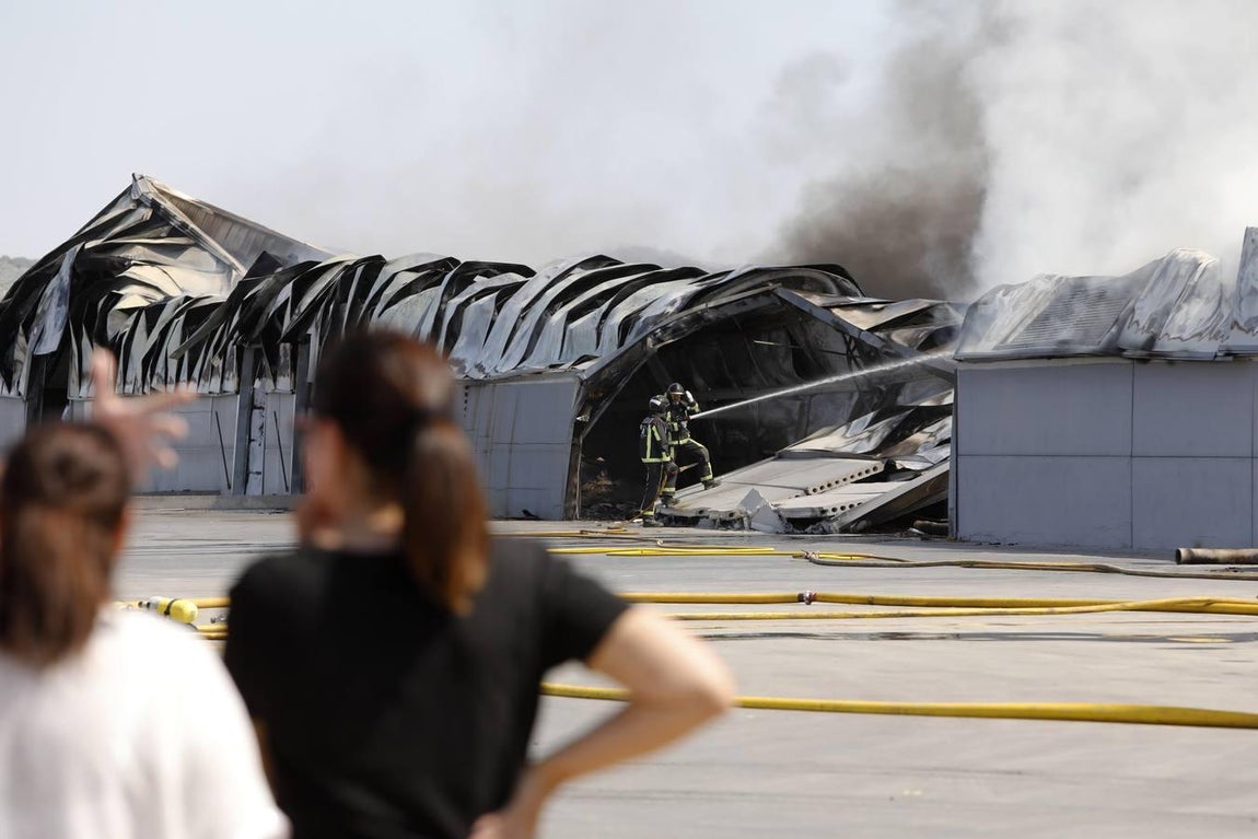 El incendio en la fábrica de Duplach de Villa del Río (Córdoba), en imágenes