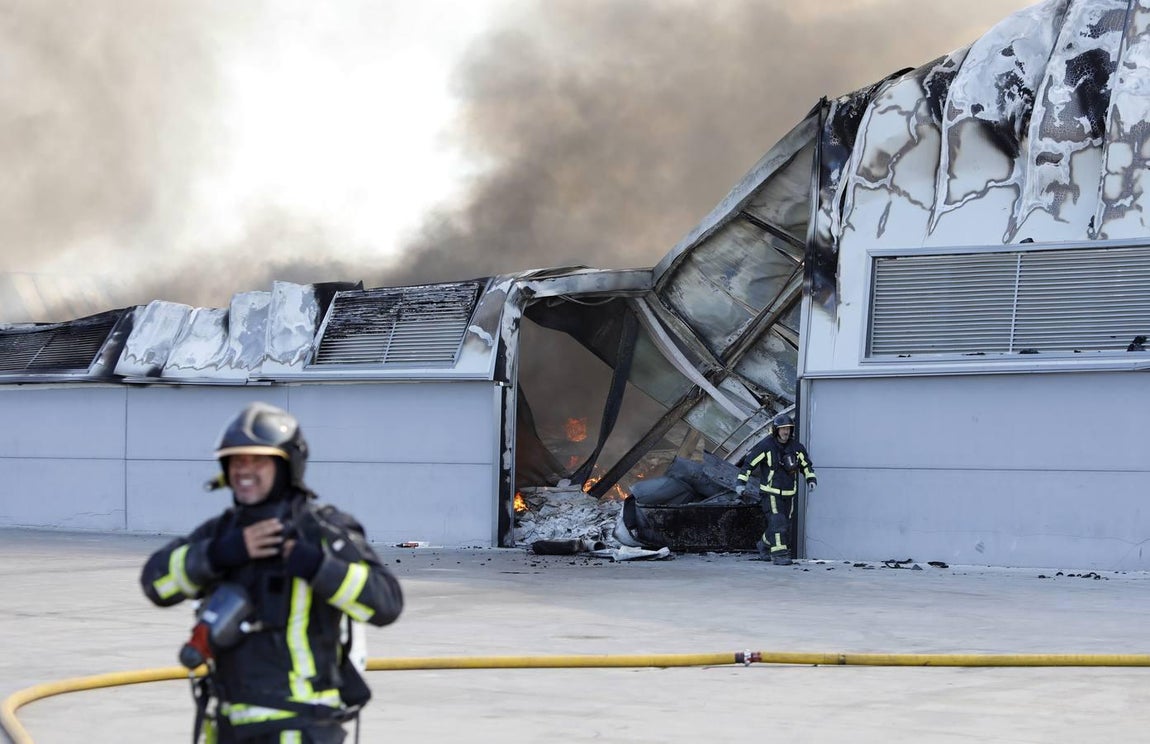 El incendio en la fábrica de Duplach de Villa del Río (Córdoba), en imágenes
