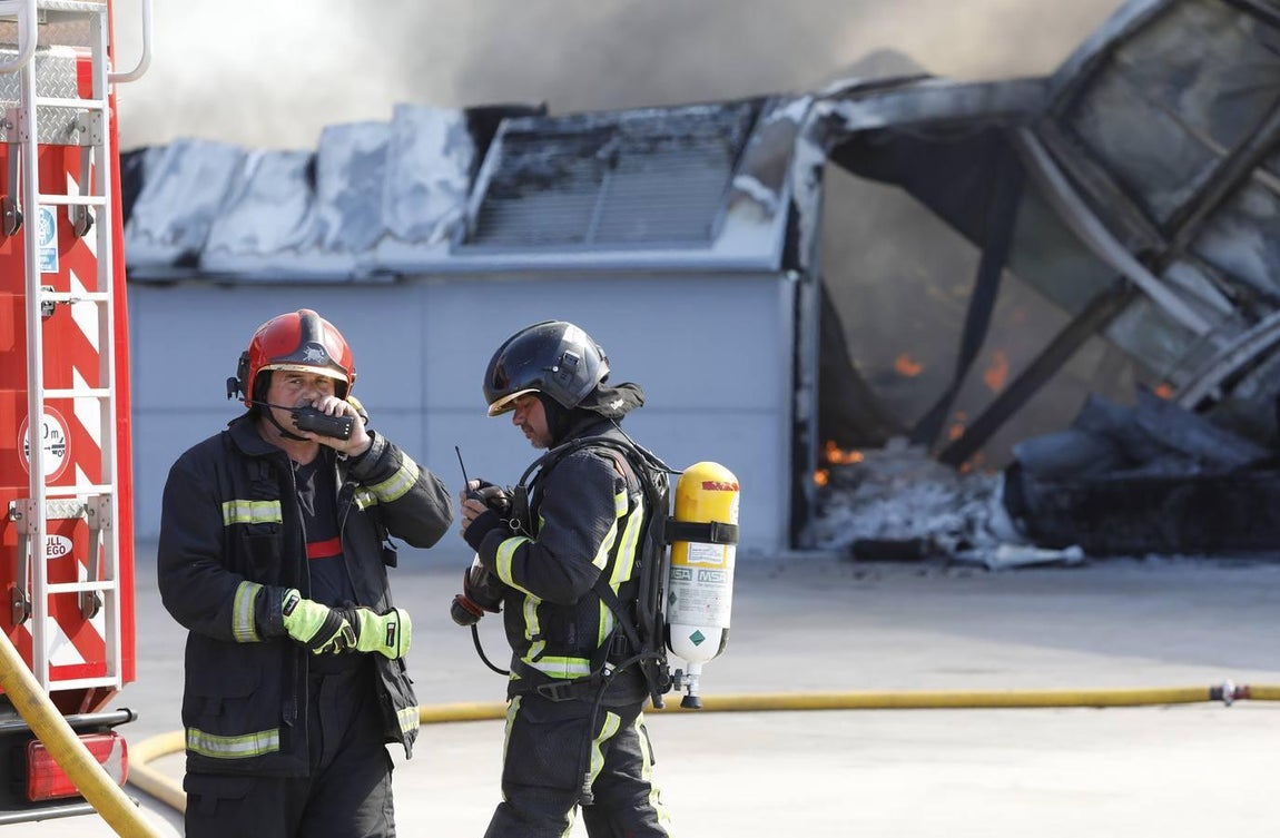 El incendio en la fábrica de Duplach de Villa del Río (Córdoba), en imágenes
