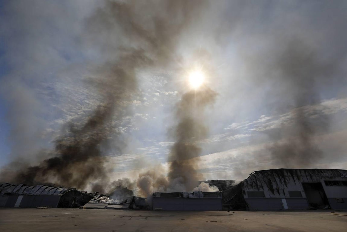 El incendio en la fábrica de Duplach de Villa del Río (Córdoba), en imágenes