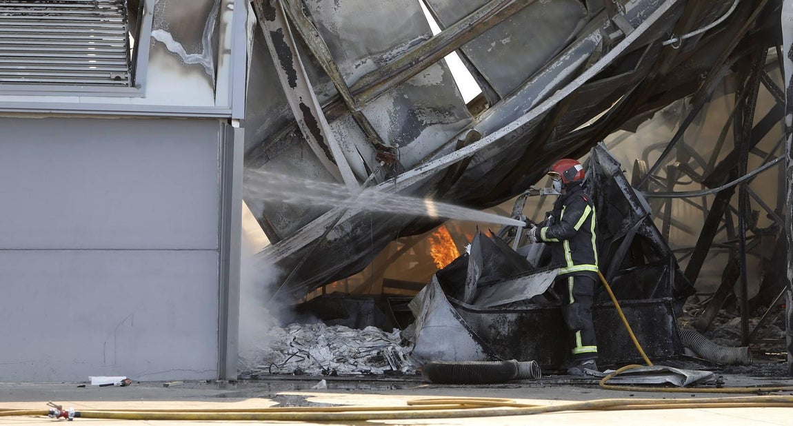 El incendio en la fábrica de Duplach de Villa del Río (Córdoba), en imágenes