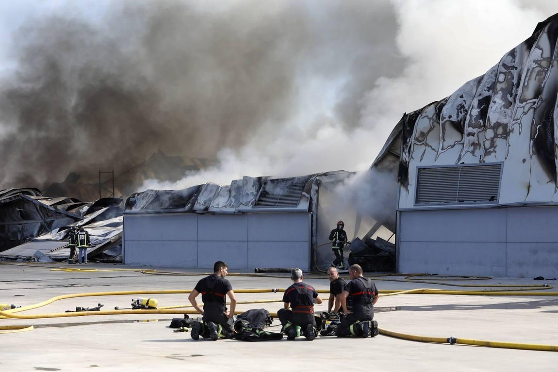 El incendio en la fábrica de Duplach de Villa del Río (Córdoba), en imágenes