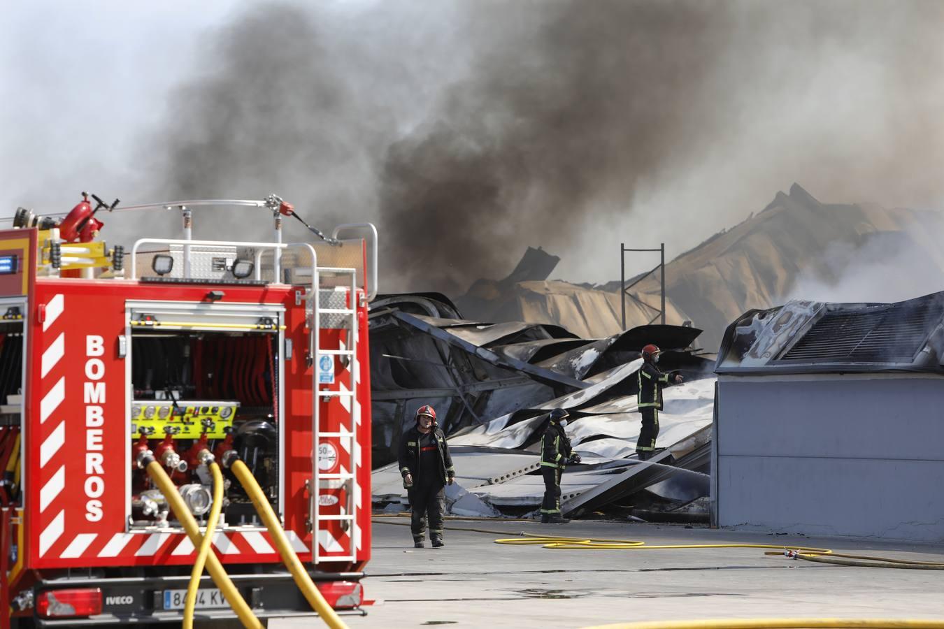 El incendio en la fábrica de Duplach de Villa del Río (Córdoba), en imágenes