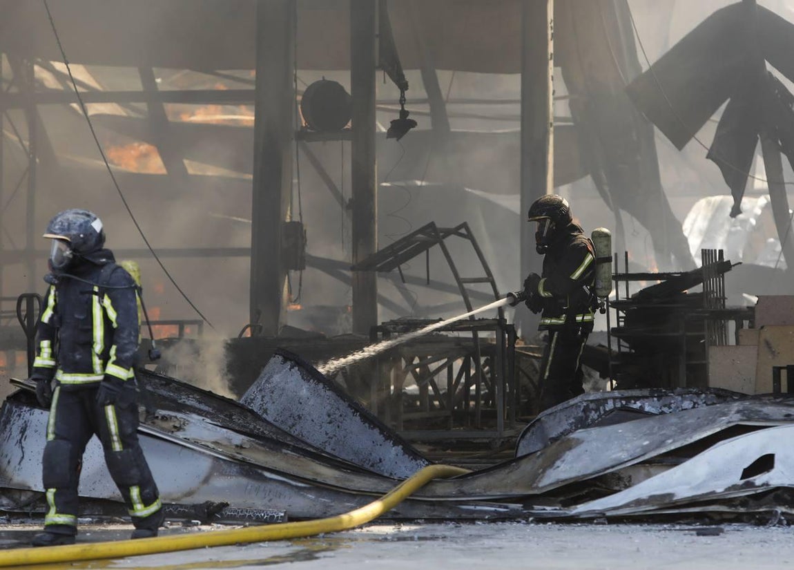 El incendio en la fábrica de Duplach de Villa del Río (Córdoba), en imágenes